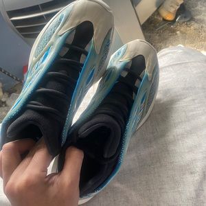 COPY - Blue Yeezys Arzareth size 9 will come with the box. Worn many times and …